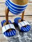 Preview: Strandente mit Bikini aus Bambus mit Badelatschen - blau weiß gestreift / Teak  45 cm