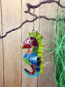 Seepferdchen Finja bunt zum aufhängen z.b als Baddeko / aussen im Baum / Metall, 20 cm
