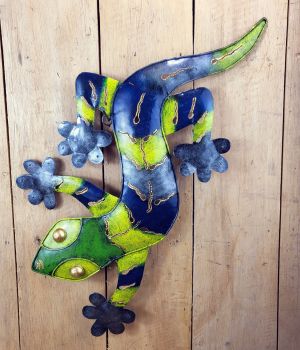 Gecko mit Befestigungsösen für die Wand grün blau 50 cm / Metall