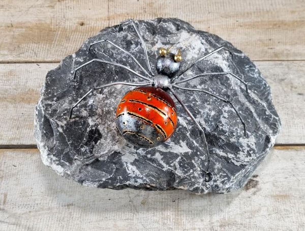 Spinne für die Wand - mit Ösen rot 20 cm / Metall